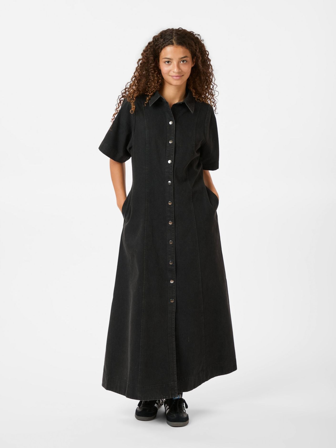 neo noir balli denim dress P LAGER IGEN I ALLE STRRELSER Fik I set den seje lange denimkjole?? ..her stylet med sknne farver https://butikemsig.dk/collections/neo-noir/products/neo-noir-balli-denim- dress-black